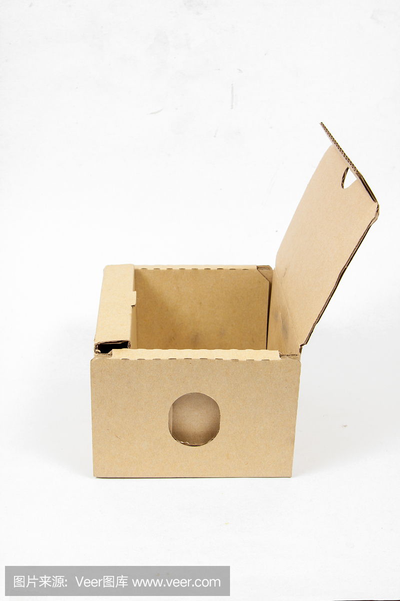 在白色背景下孤立的紙板箱